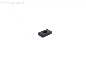 フェライト磁石　異方性　穴付き　19x17.5x4.8（Φ3.5）
